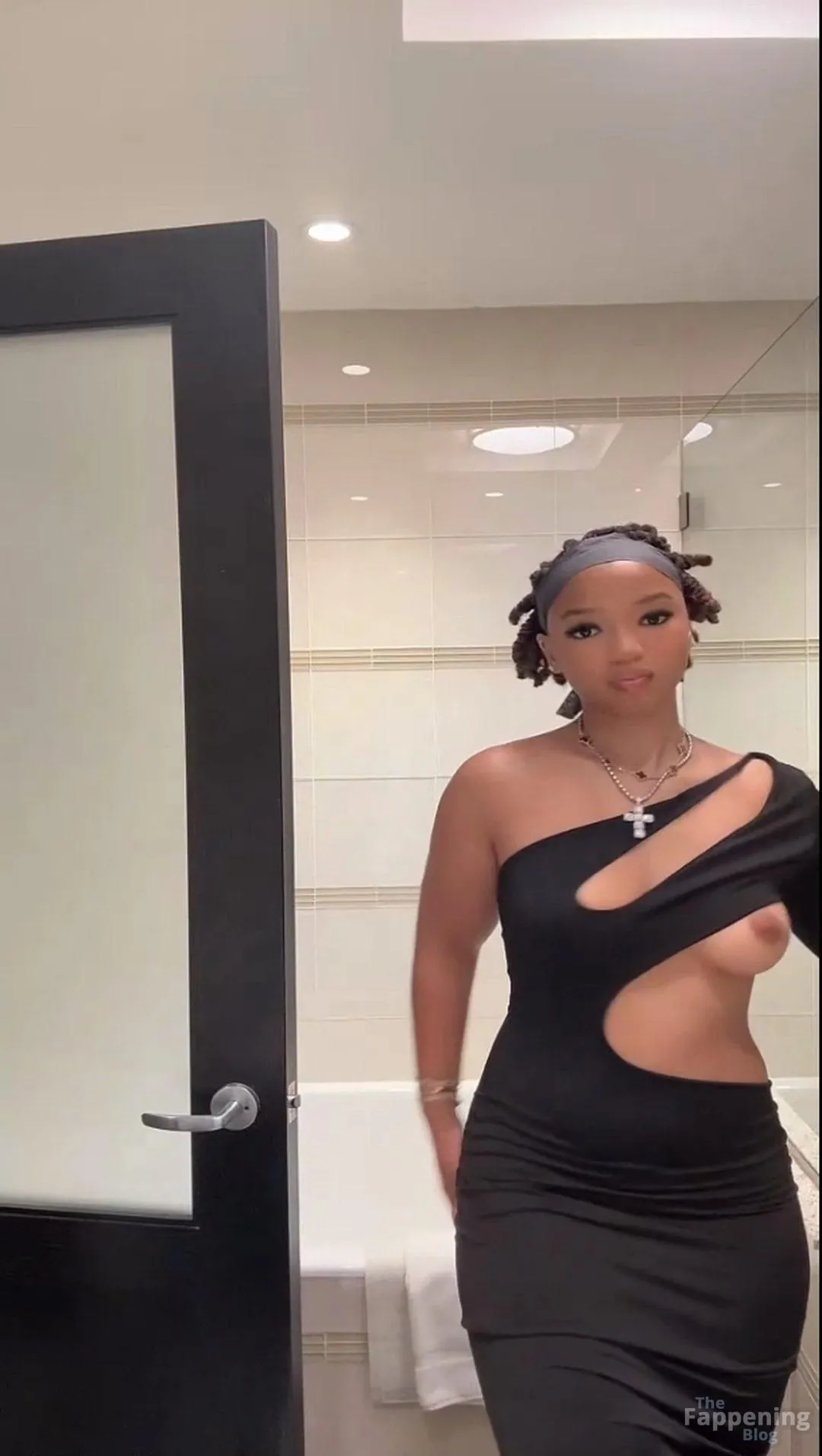 Chloe Bailey Flashes Her Nude Boob (5 Pics + Video)