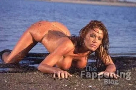 Raquel Darringer Nude & Sexy (8 Photos)