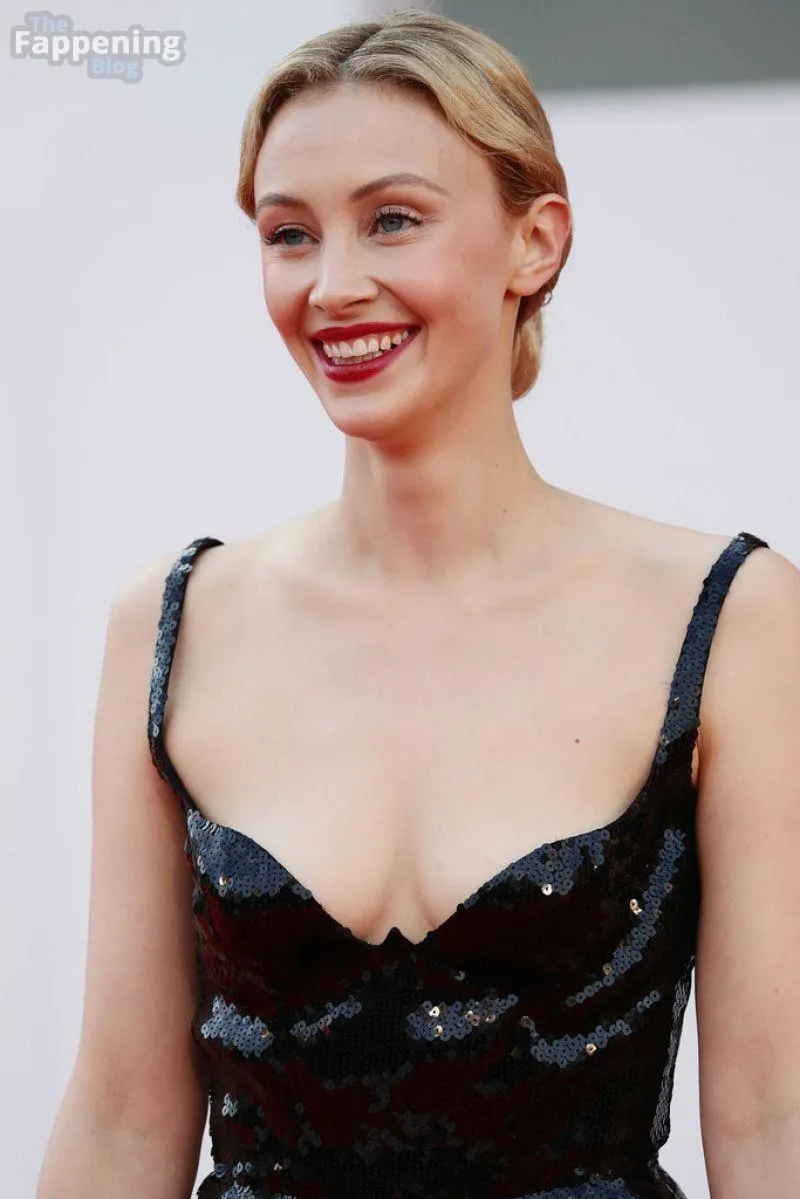 Sarah Gadon Sexy (18 Photos)