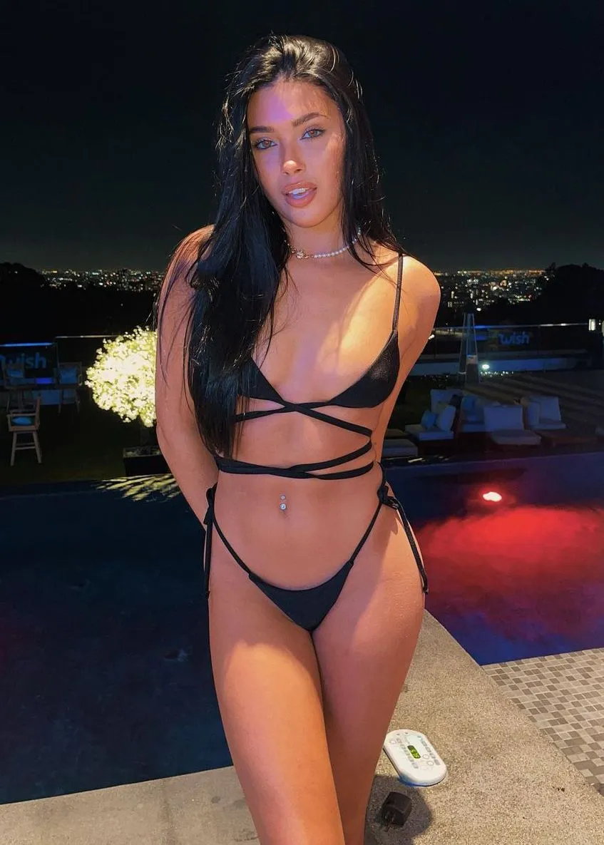 Alexis Braun Sexy (11 Photos)