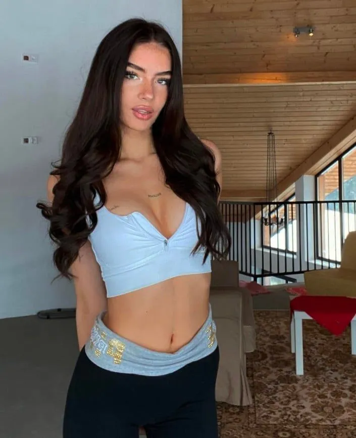 Greta Kazaren Sexy (10 Photos)