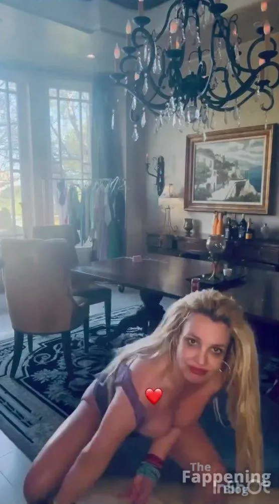 Britney Spears Flashes Her Nude Tit (9 Pics + Video)
