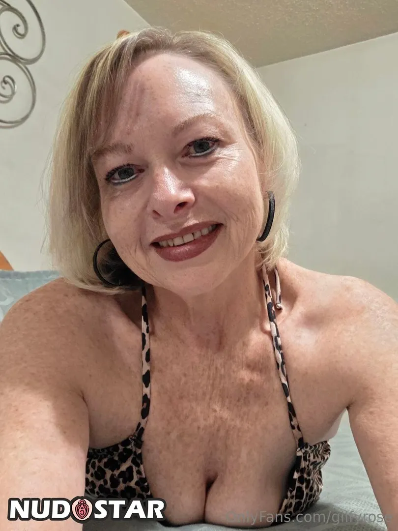 Housewife Rose – Gilfyrose OnlyFans Leaks (15 Photos)