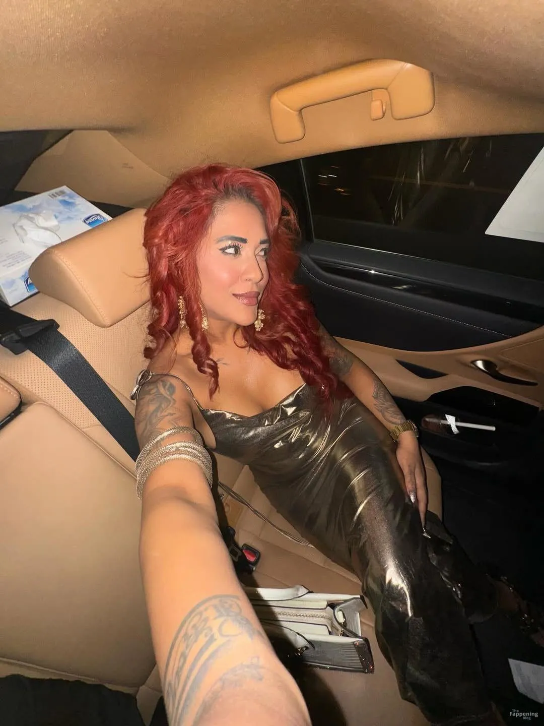 Hritu Zee Sexy (11 Photos)