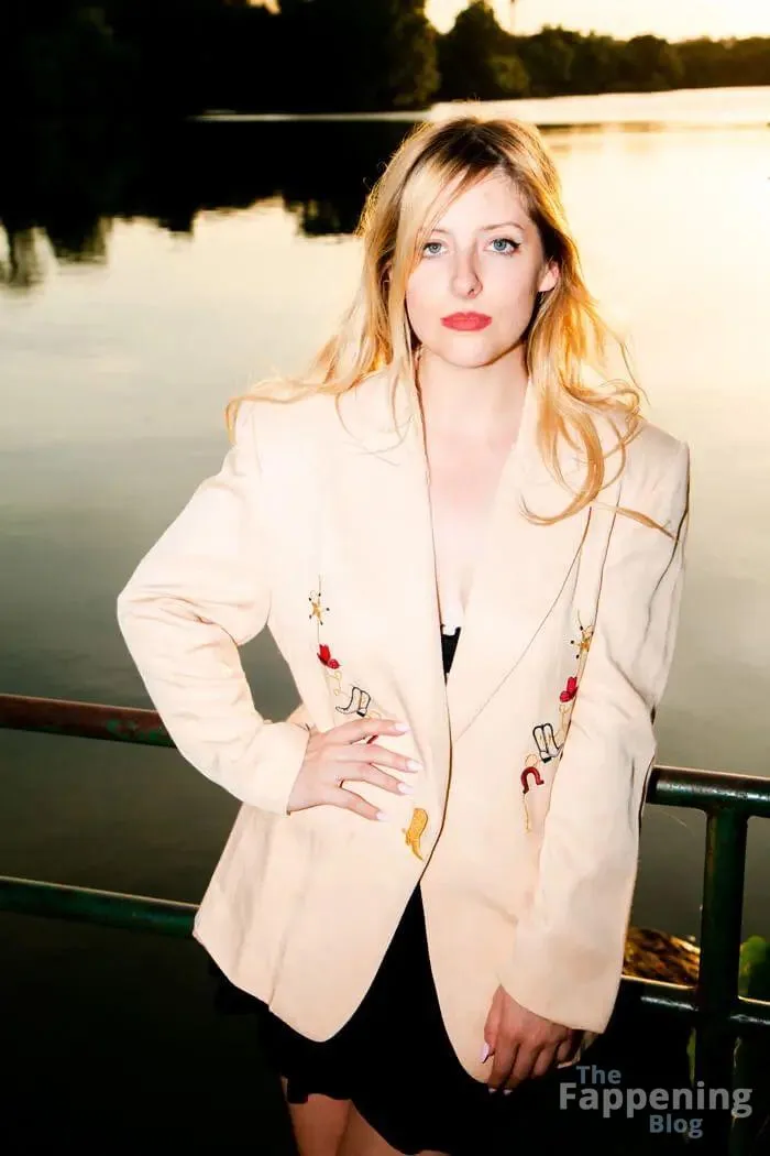 Molly Burch Sexy (12 Photos)