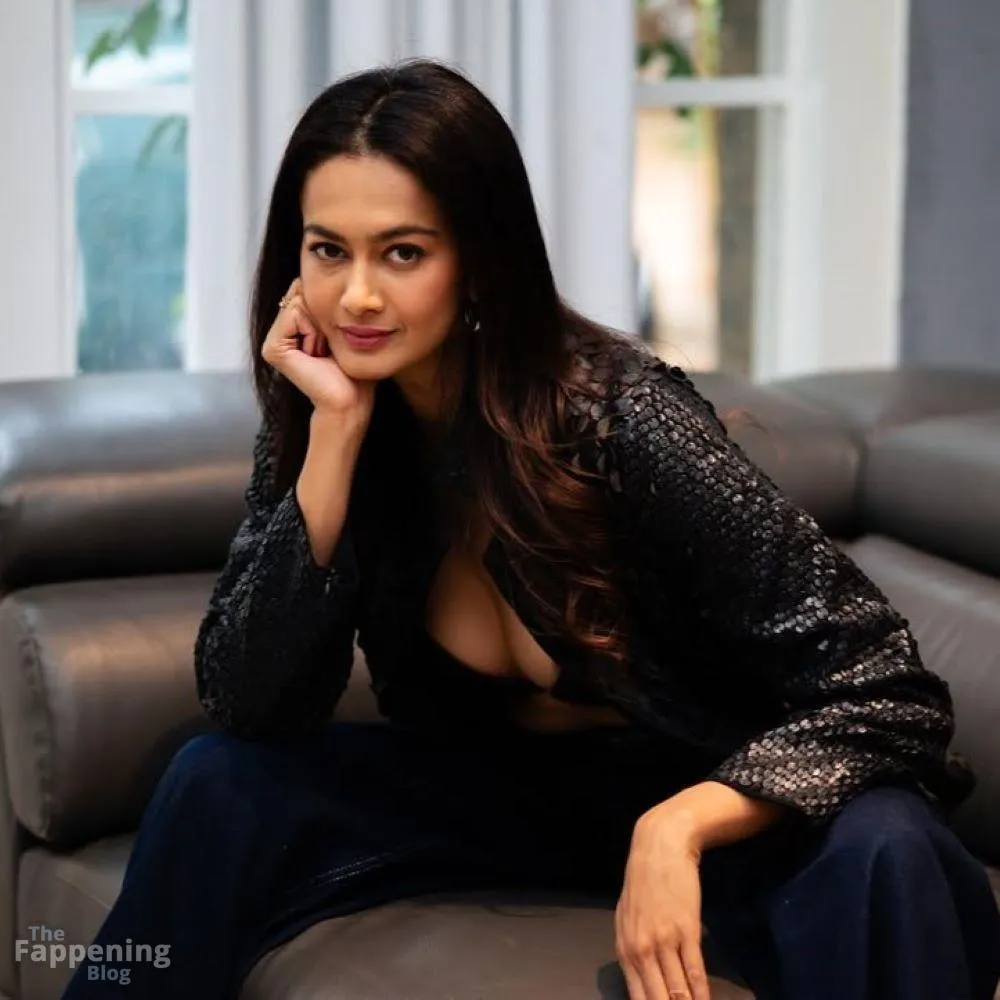 Shubra Aiyappa Sexy (15 Photos)