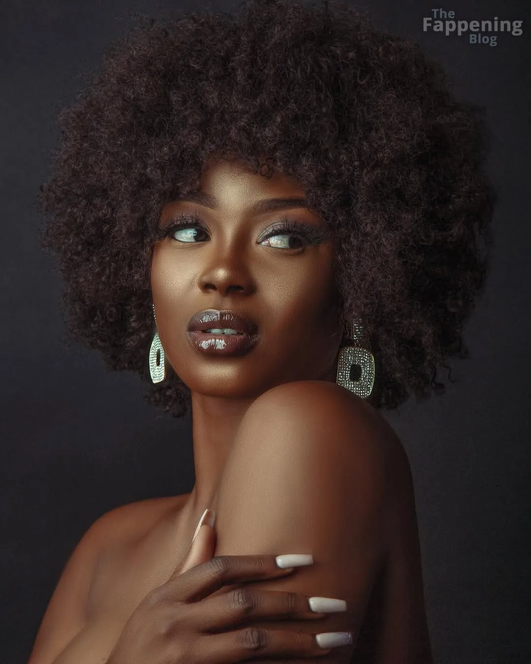 Aida Yombo Sexy (6 Photos)