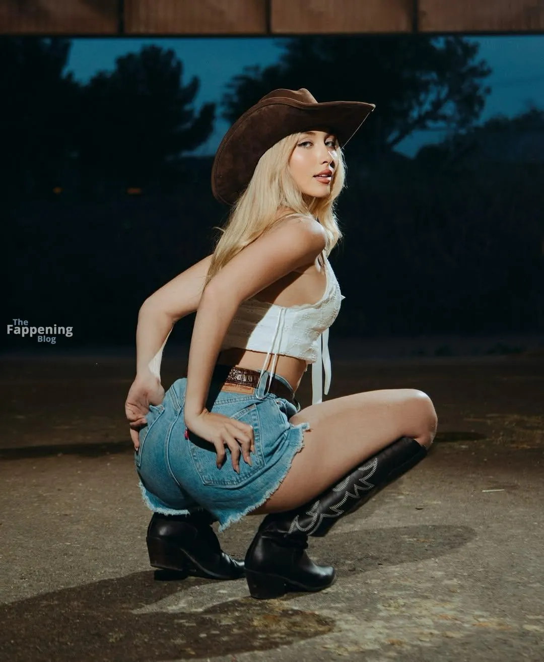 Heloise Huthart Shows Off Her Sexy Booty in a New Rancho Shoot (7 Photos)