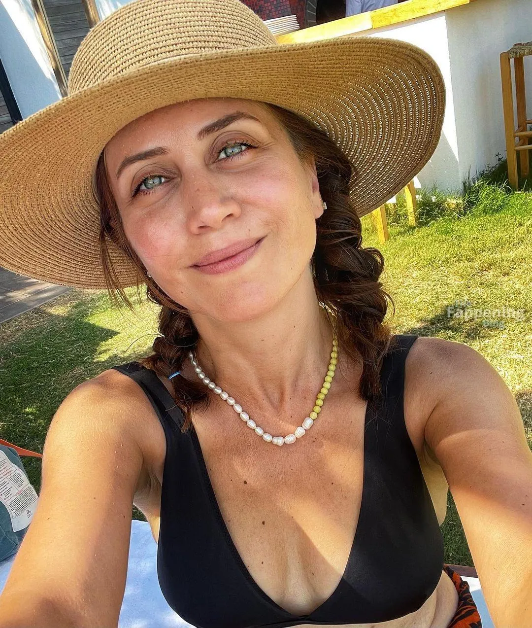 Selen Ozturk Sexy (4 Photos)