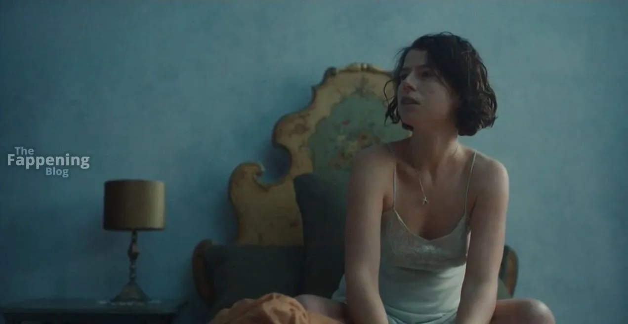 Jessie Buckley Nude & Sexy (9 Pics)