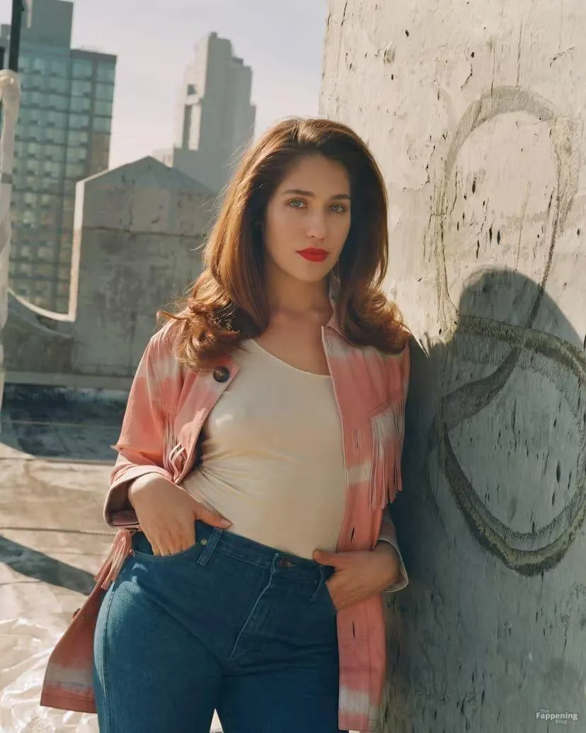 Lola Kirke Nude & Sexy Collection (10 Photos)