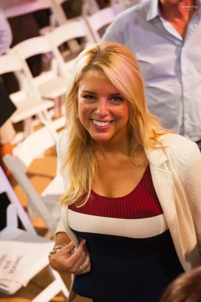 Pam Bondi Sexy (8 Photos)