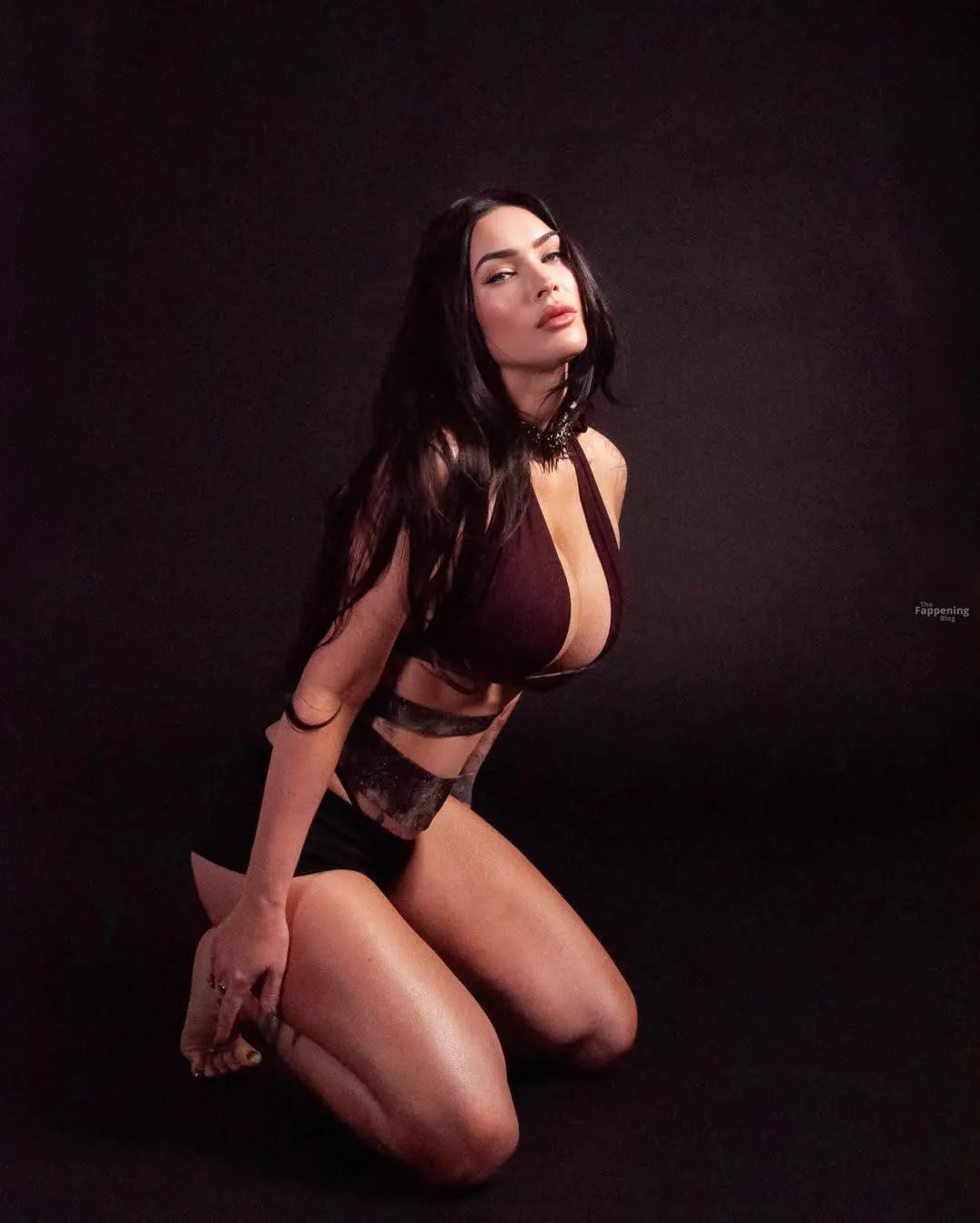 Megan Fox Shows Off Her Sexy Boobs in a Tiny Top (6 Photos)