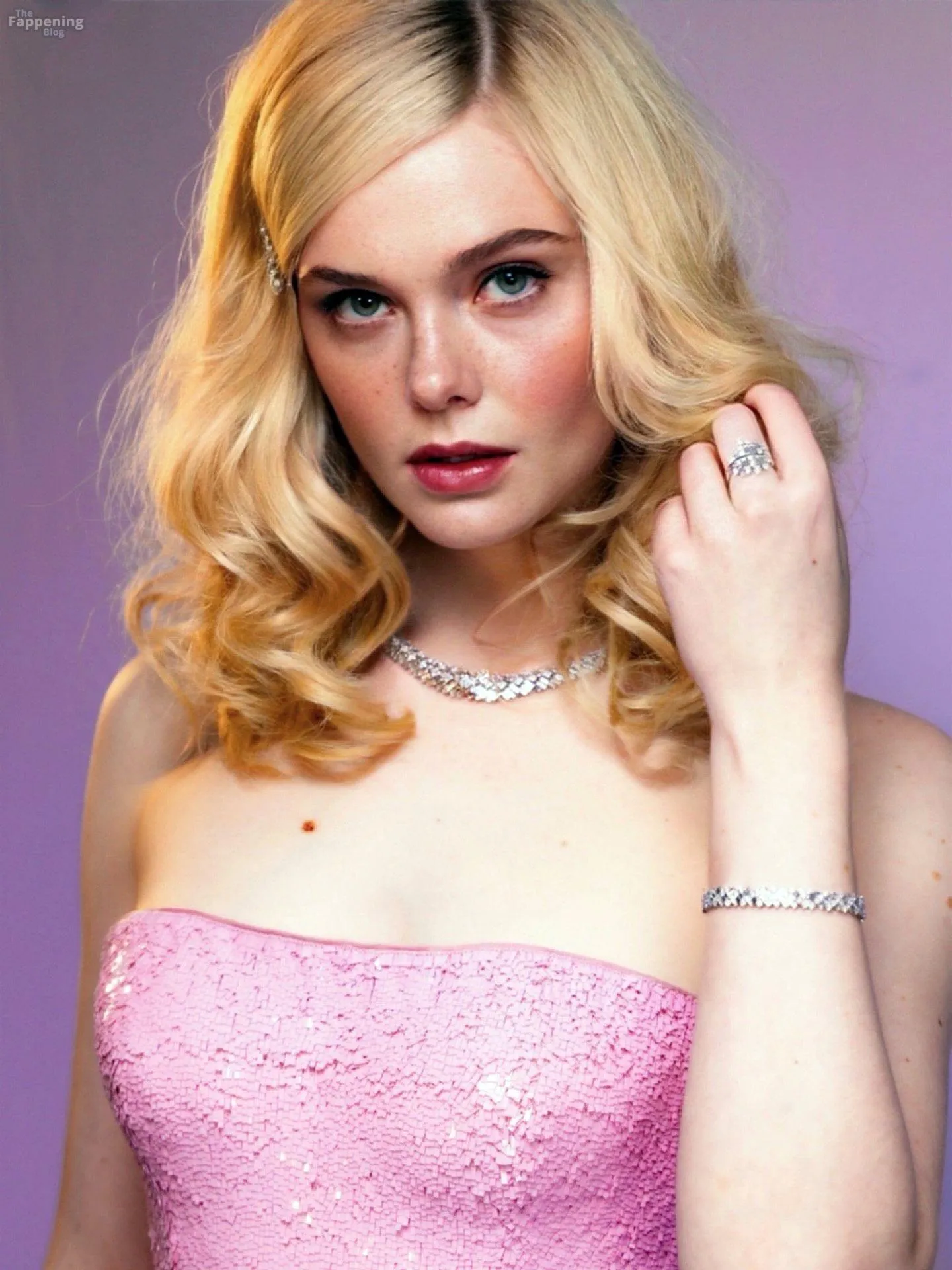 Elle Fanning Nude & Sexy Collection (34 Photos)